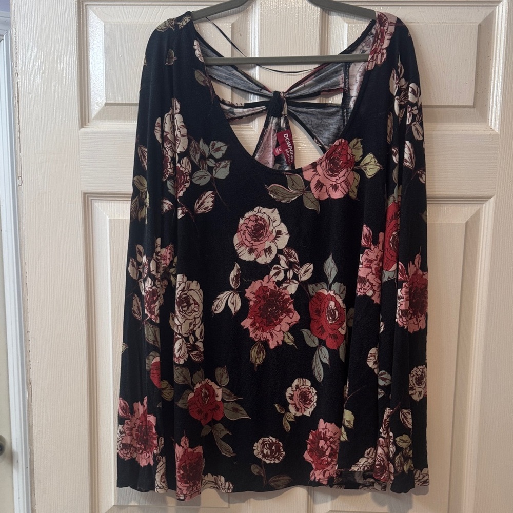 Chic Floral Blouse with Pink and Cream Accents Marjorie Detail Back Tee